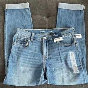 NWT Old Navy Mid Rise Wow Boyfriend Ankle Length Blue Jeans.